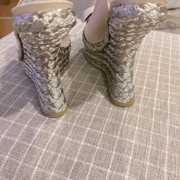 Stuart Weitzman Softbow metallic wedge size 6.5 - Picture 3 of 10